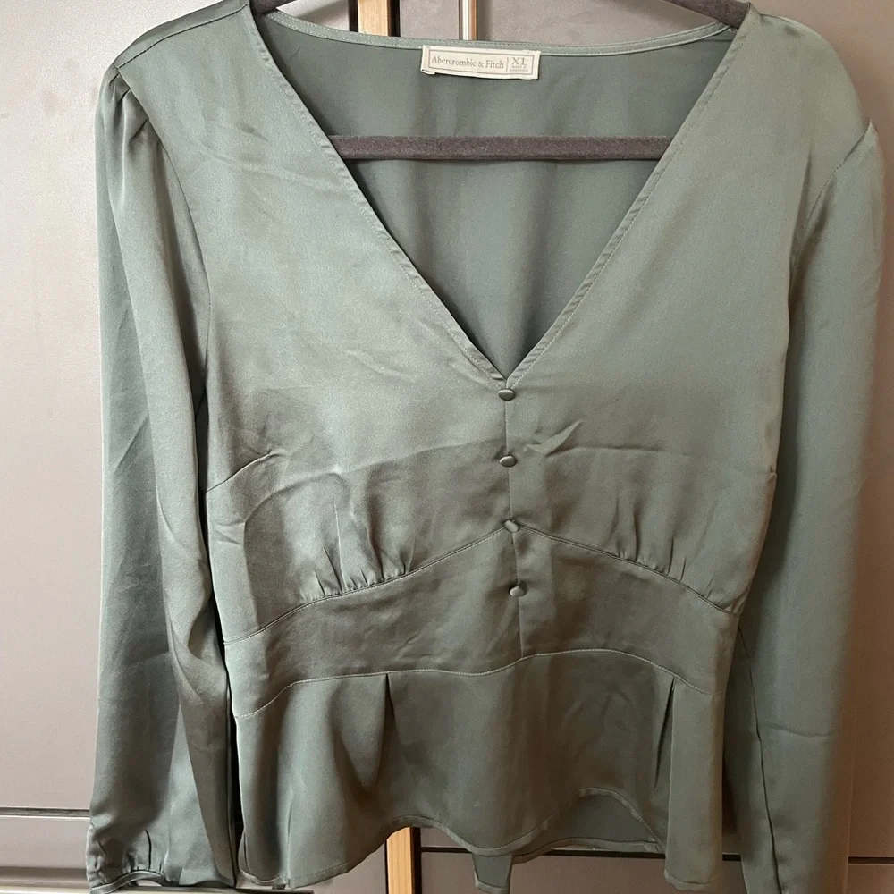 Abercrombie Green Blouse - NWOT - Picture 3 of 3